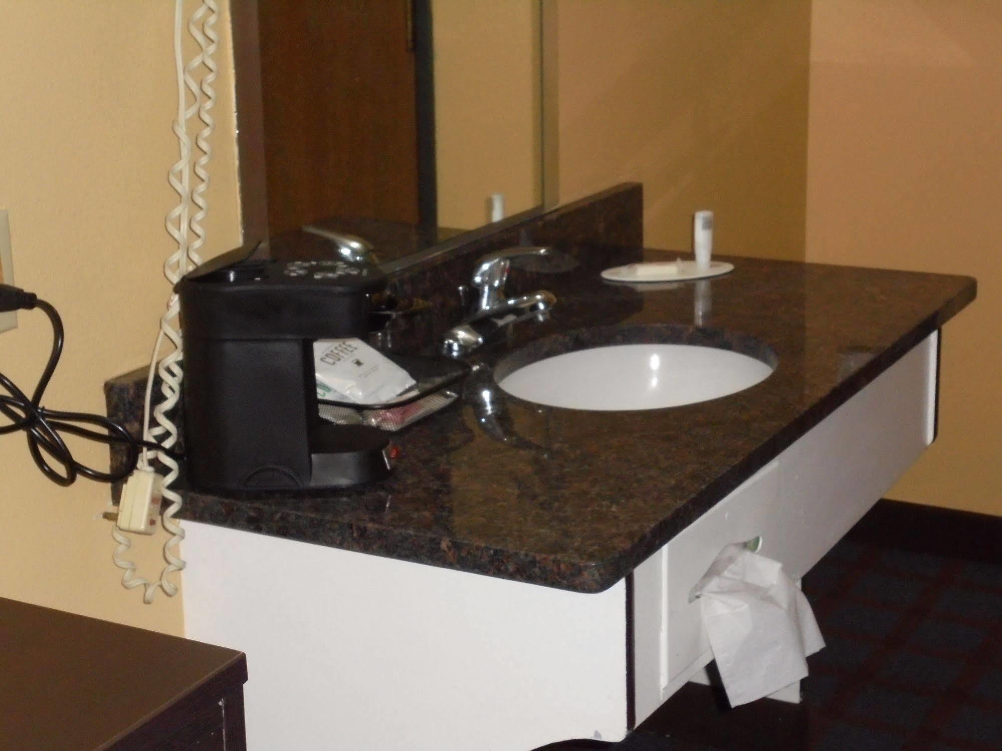 Super 8 By Wyndham Okawville מראה חיצוני תמונה